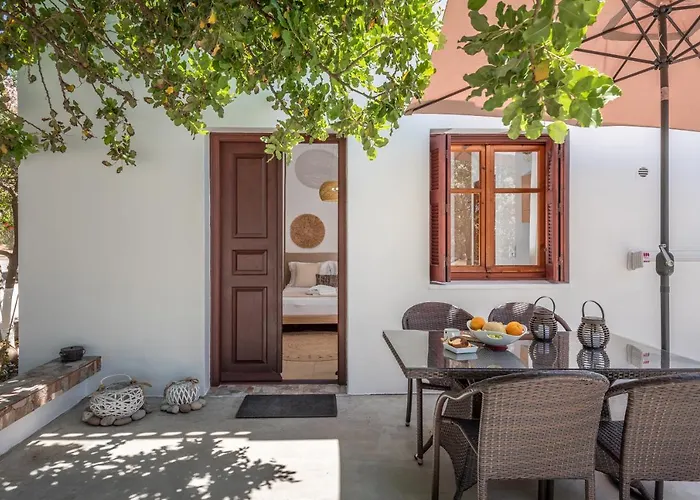 Mantelena & Family * Pollonia