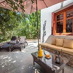 Mantelena & Family Apartment *
